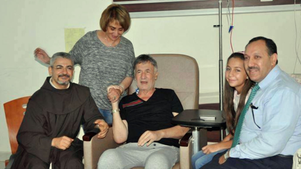 بالصور.. الظهور الأول للفنان “عزت أبو عوف” بعد شائعة وفاتة